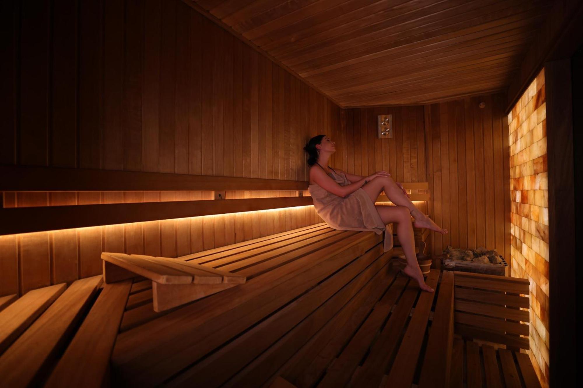 Grand Hotel Continental Bucuresti Luaran gambar A woman in a sauna