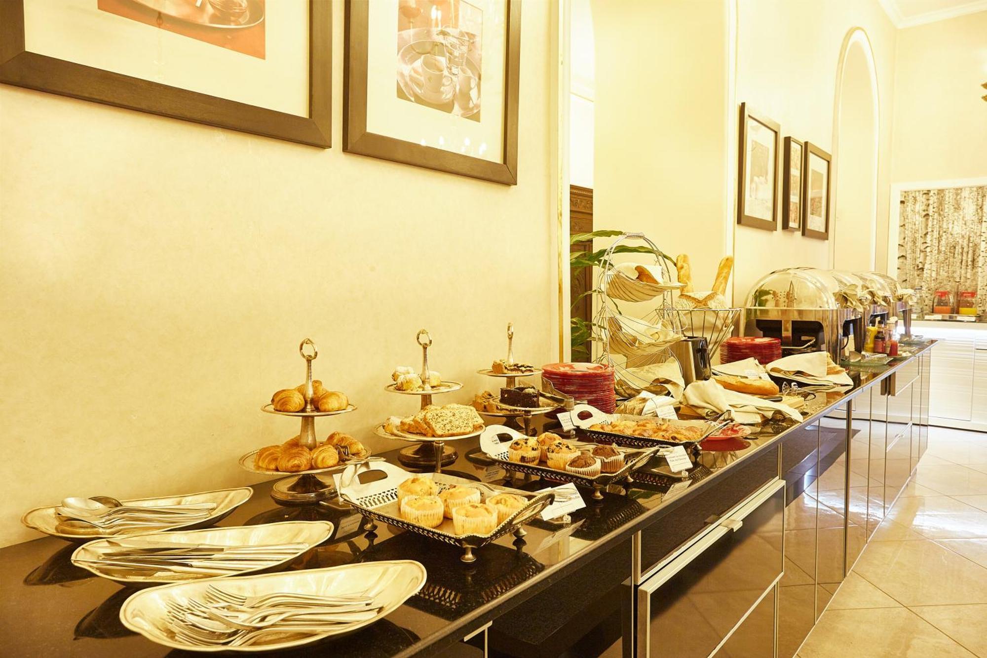 Grand Hotel Continental Bucuresti Luaran gambar A buffet at a hotel