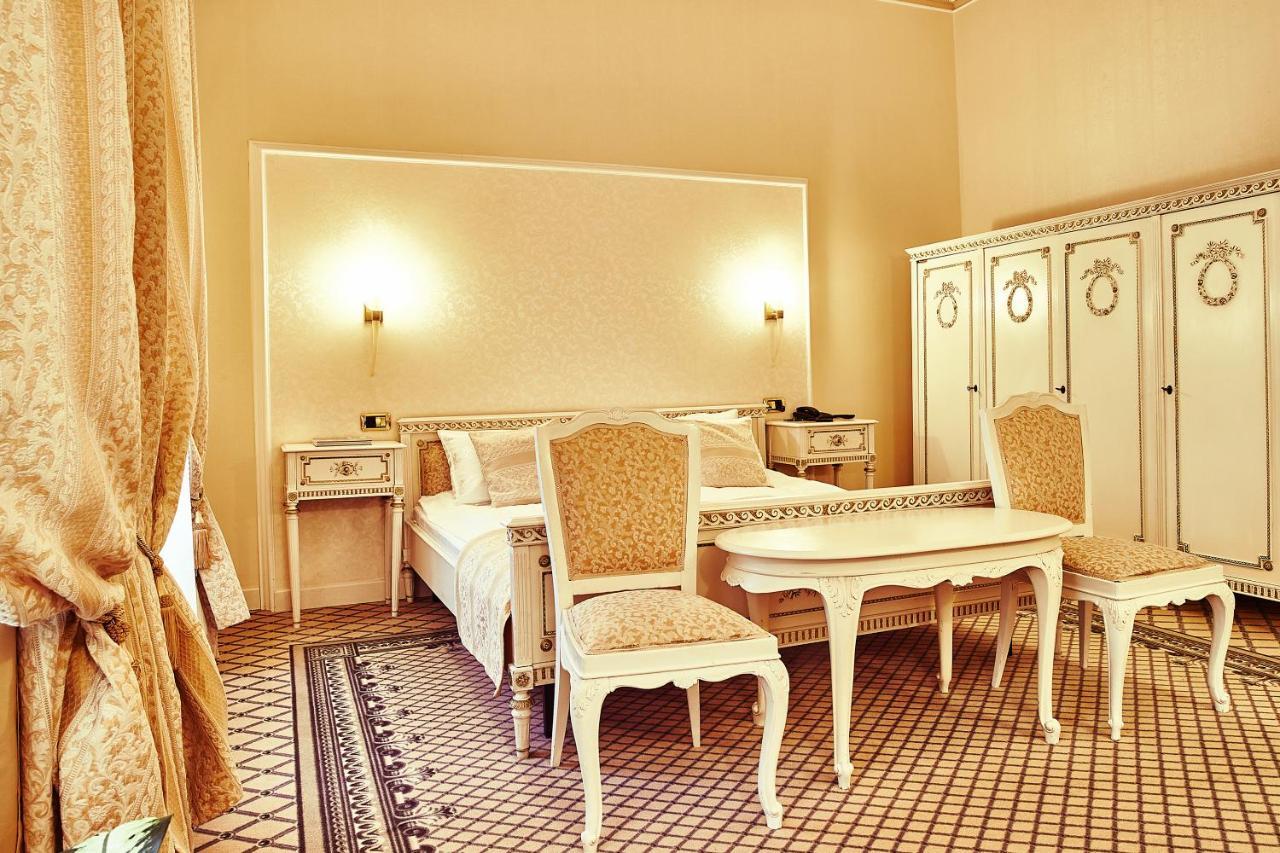 Grand Hotel Continental Bucuresti Luaran gambar A suite at the hotel